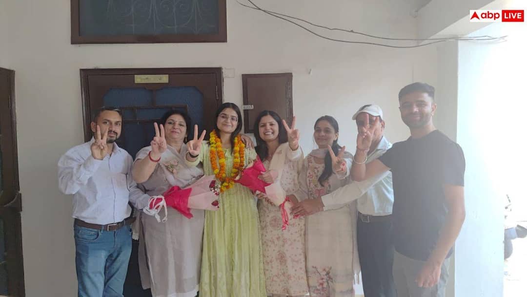 27 साल की उम्र में पति को खोया, टिफिन बेचकर बेटियों को पढ़ाया, अब बेटी बनी डिप्टी कलेक्टर