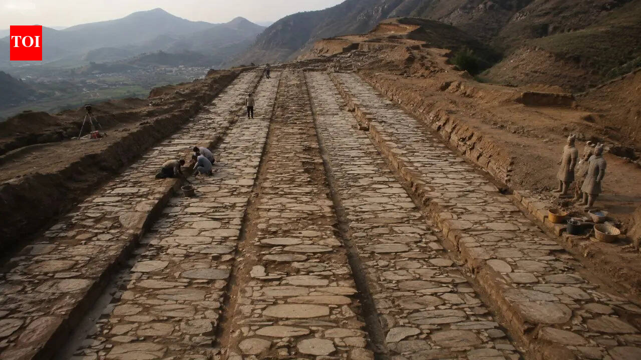 A 2200-year-old Chinese four-lane highway discovered buried in the mountains, revealing a lost Qin dynasty megaproject | World News