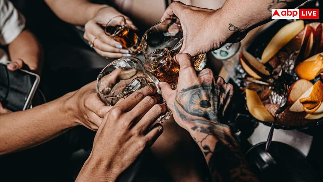 Alcohol In Plastic Bottles: क्या आप भी प्लास्टिक की बोतल में रखकर पीते हैं शराब, जानें यह सेहत के लिए कितना खराब?