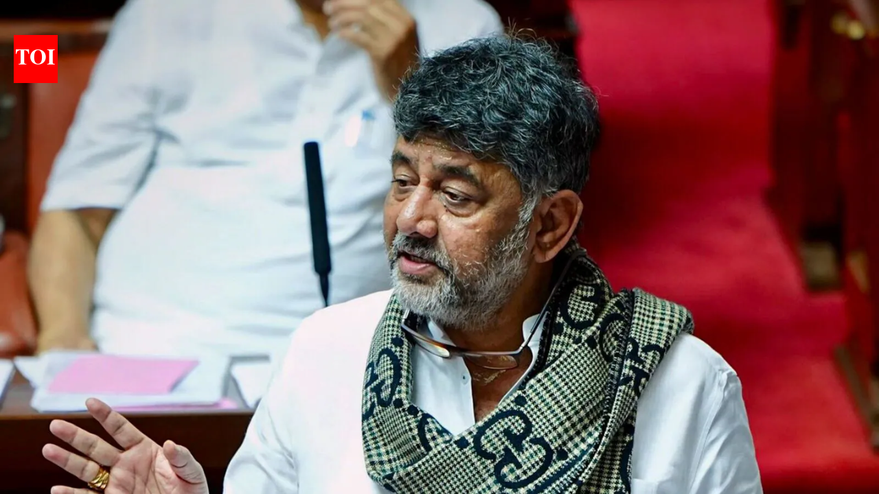DK Shivakumar takes a bite of apple, throws them into crowd; video goes viral | India News