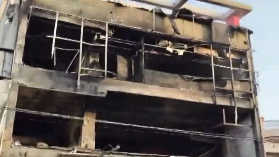 Lucknow Fire Live:लखनऊ अग्निकांड: अपने को खो चुका भुवन कुछ भी नहीं कह सका, परिवार में छाया मातम – Lucknow Animation Center Fire Live Updates Many Killed Several Injured As Rescue Operation Continues