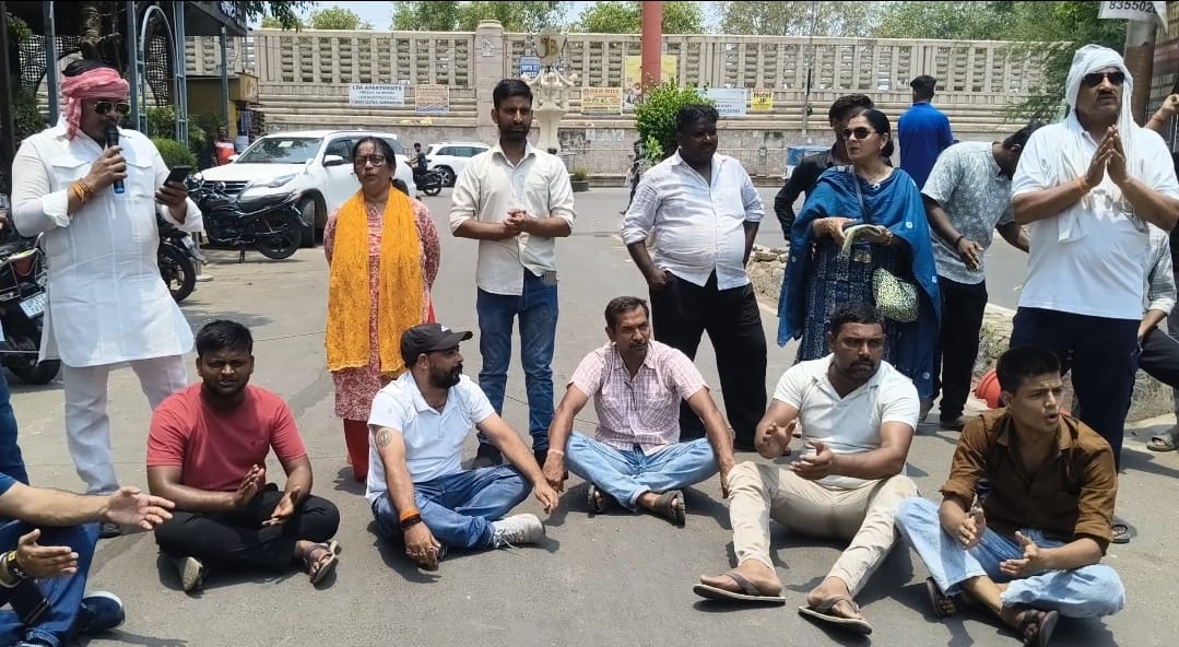 Lucknow News: आशियाना में पार्क के फुटपाथ पर बने रहे वेंडिंग जोन पर बढ़ा विवाद