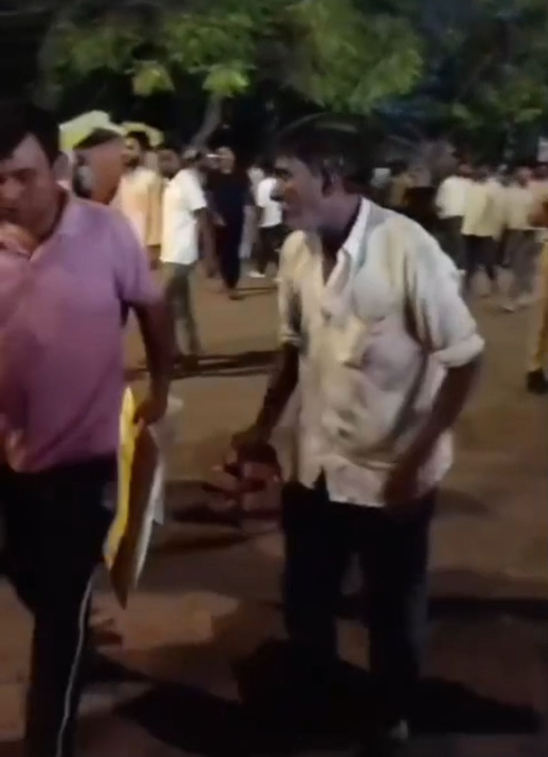Lucknow News: कटौती से नाराज लोगों ने बिजली कर्मियों को पीटा, लगाया जाम