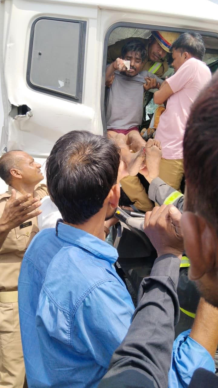 Lucknow News: खड़े ट्रक में जा घुसा दूसरा ट्रक, आधे घंटे फंसा रहा चालक