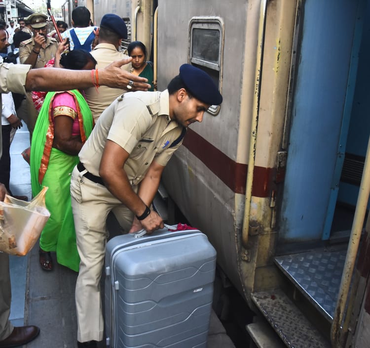 Lucknow News: चारबाग स्टेशन पर सुरक्षाकर्मियों ने संभाला मोर्चा