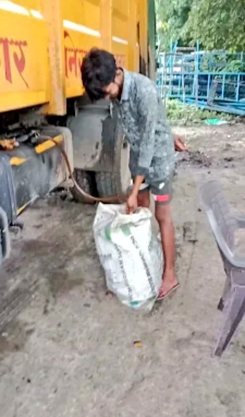 Lucknow News: नगर निगम के डंपरों से डीजल चोरी, सोशल मीडिया पर वायरल