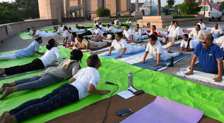 Lucknow News: शंखनाद के साथ शुरू हुआ योग जागरूकता अभियान