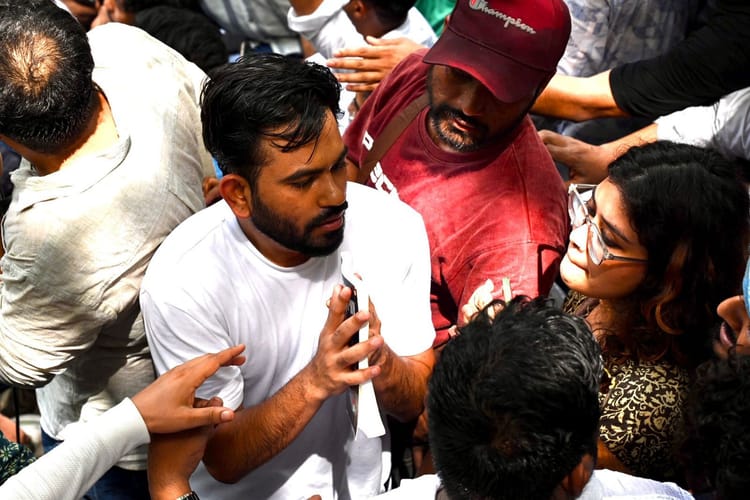 Lucknow :कॉकरोच जनता पार्टी का लखनऊ में प्रदर्शन, अभिजीत दीपके बोले- शिक्षा मंत्री के इस्तीफे की मांग करेंगे – Cjp Stages Protest In Lucknow; Abhijit Deepke Says They Will Demand The Education Minister’s Resignation.