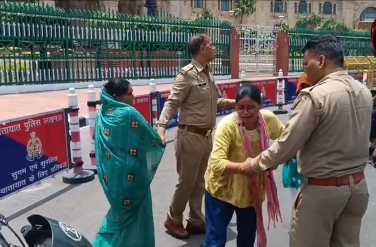 Lucknow:लोकभवन के सामने हरदोई से आई दो महिलाओं ने किया आत्मदाह का प्रयास – Lucknow: Two Women From Hardoi Attempted Self-immolation In Front Of Lok Bhawan.