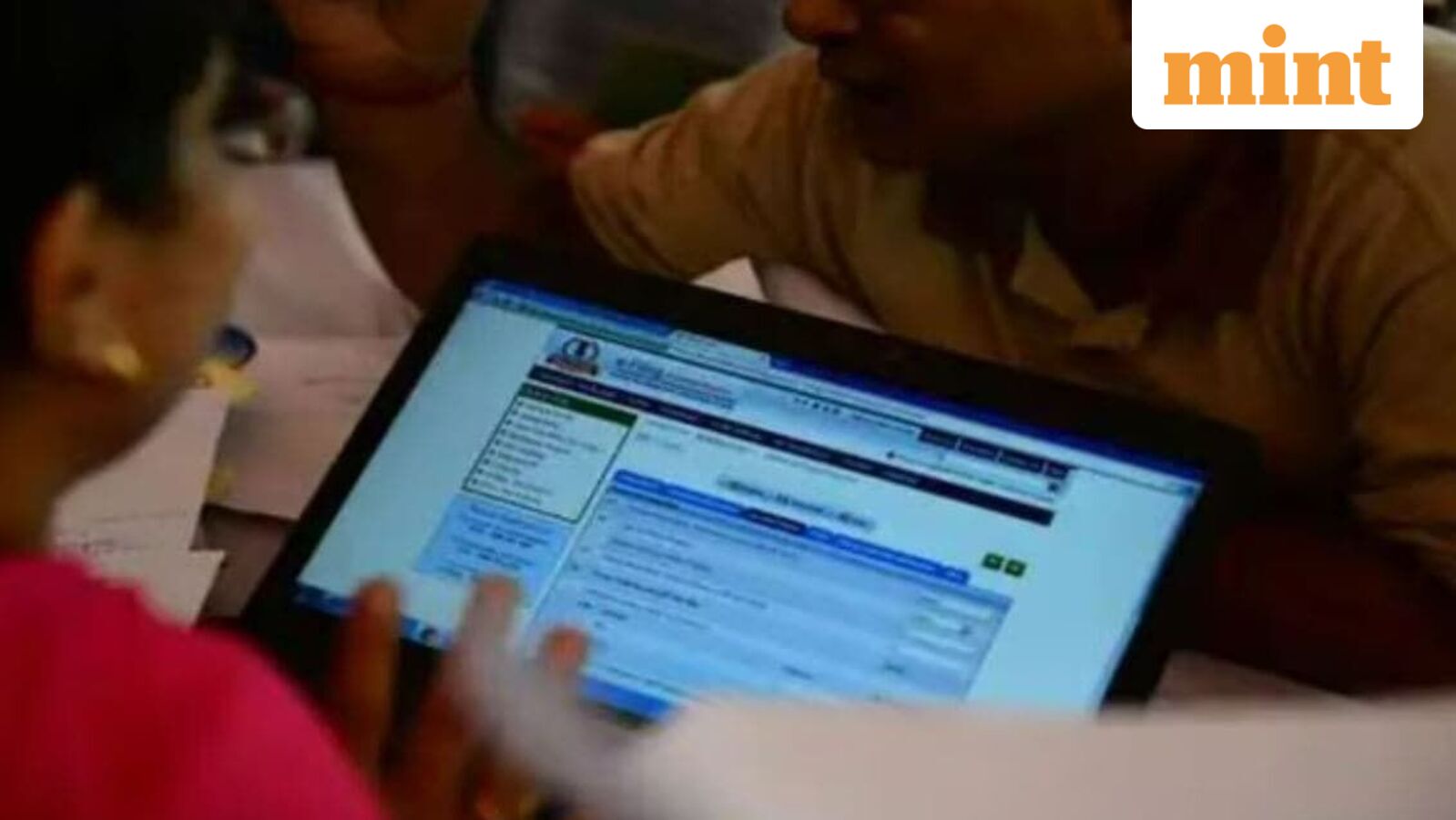 Should a housewife file income tax return? How does it work?