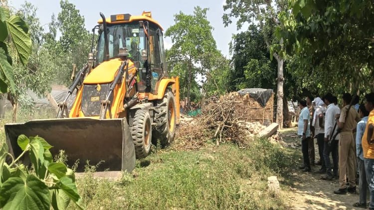 Sitapur News:अर्द्धनिर्मित मस्जिद पर चला प्रशासन का बुलडोजर, निर्माण ढहाकर चक मार्ग भी खाली कराया – Administration Bulldozer Razes Under-construction Mosque In Sitapur Structure Demolished Access Path Cleared