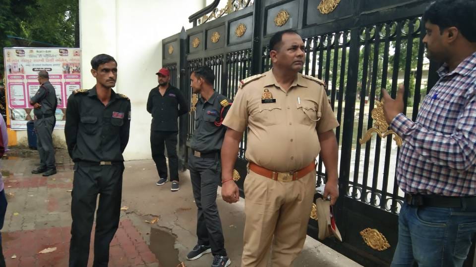 Up News:बिजली के पोल से चिपकी छात्रा, बचाने दौड़े भाई की करंट से मौत; बहन बची, बीएड परीक्षा दिलाने आया था – Brother Died From Electrocuted While Trying To Save His Sister Who Had Come To Gonda To Take B.ed. Exam