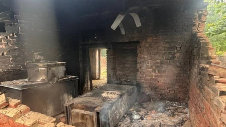 Up:पत्नी के मायके जाने से नाराज पति ने घर में लगाई आग, सिलिंडर फटने से दीवार ढही, बचाने में तीन पड़ोसी झुलसे – Husband, Angry Over His Wife Visiting Her Maternal Home In Ambedkar Nagar Set His House On Fire