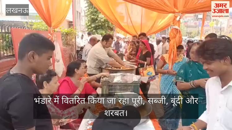 कपूरथला चौराहे पर भंडारे में वितरित किया जा रहा पूरी, सब्जी, बूंदी और शरबत