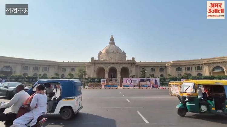 पीएम मोदी के कार्यकाल के 12 साल पूरे होने पर लखनऊ में लगे उपलब्धियों के पोस्टर