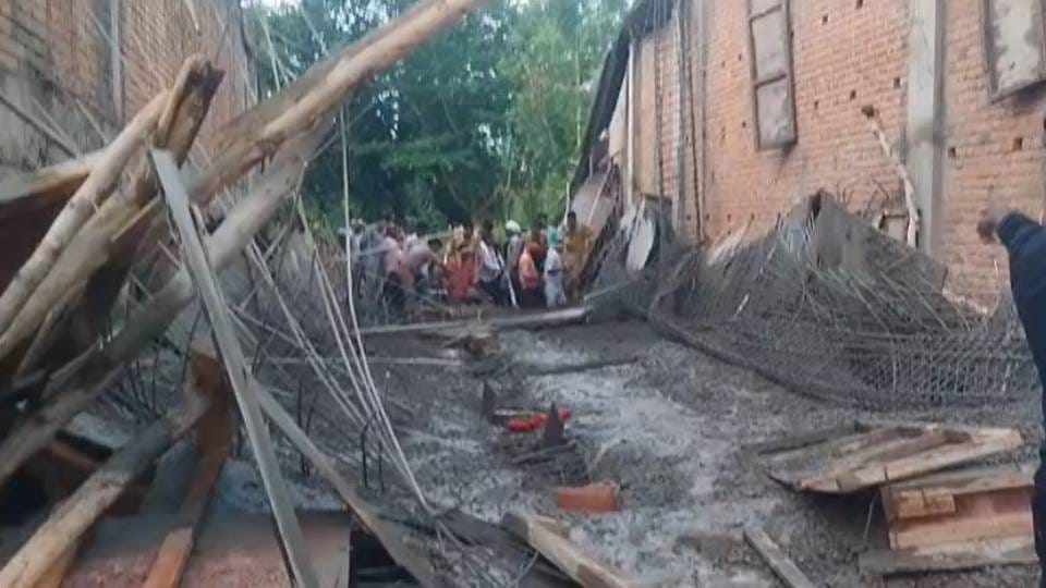 बाराबंकी:निर्माणाधीन मैरिज लॉन की स्लैब गिरी, मलबे से निकाले गए 10 मजदूर, एक की मौत; घंटों चला बचाव कार्य – Lobby Slab Collapses Of Marriage Lawn Under Construction In Barabanki Several Workers Trapped Two Rescued