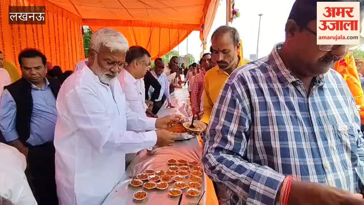 लखनऊ में बड़े मंगल पर मंत्री स्वतंत्र देव सिंह ने वितरित किया प्रसाद