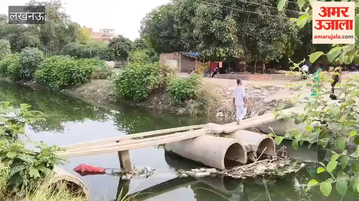 लखनऊ में शार्टकट के चक्कर में जान जोखिम में डालकर निकल रहे बच्चे और बड़े