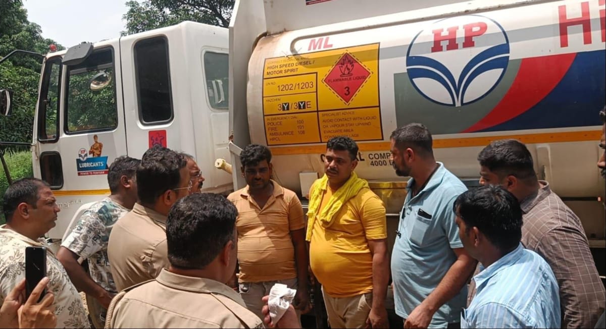75 रुपये लीटर में बेचते थे पेट्रोल:टैंकर से निकालकर एथेनॉल व अन्य केमिकल मिलाते थे, खराब हो रहीं गाड़ियां – Lucknow: Four Arrested For Adulterating Fuel By Siphoning Petrol From A Tanker.