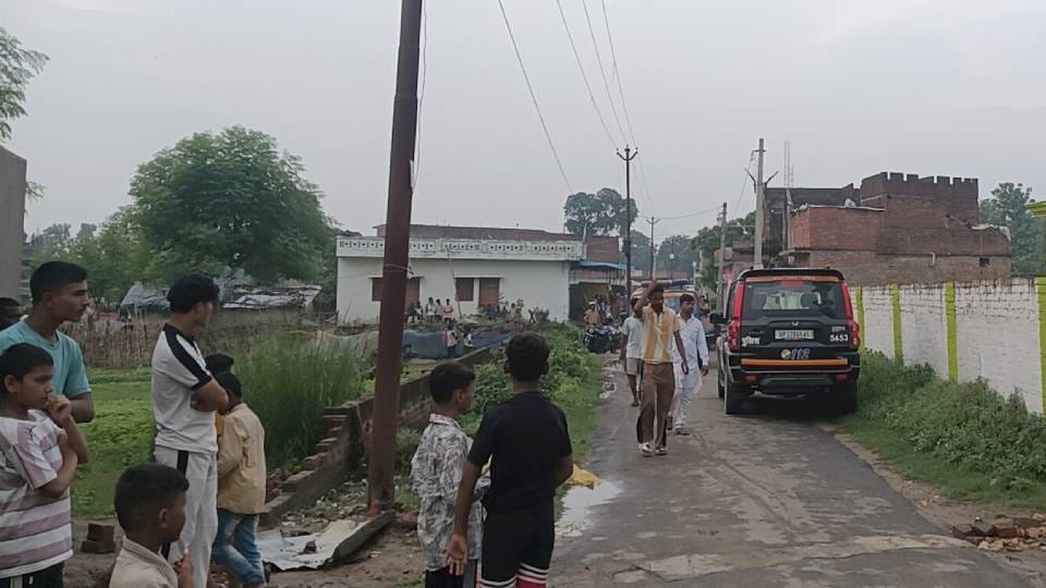 Balrampur News:महिला को बचाने गई पुलिस टीम को घेरकर पीटा, 17 पर मुकदमा दर्ज; घरेलू विवाद का था मामला – Police Team Surrounded And Beaten Gone To Rescue Woman In Balrampur Case Registered Against 17 People