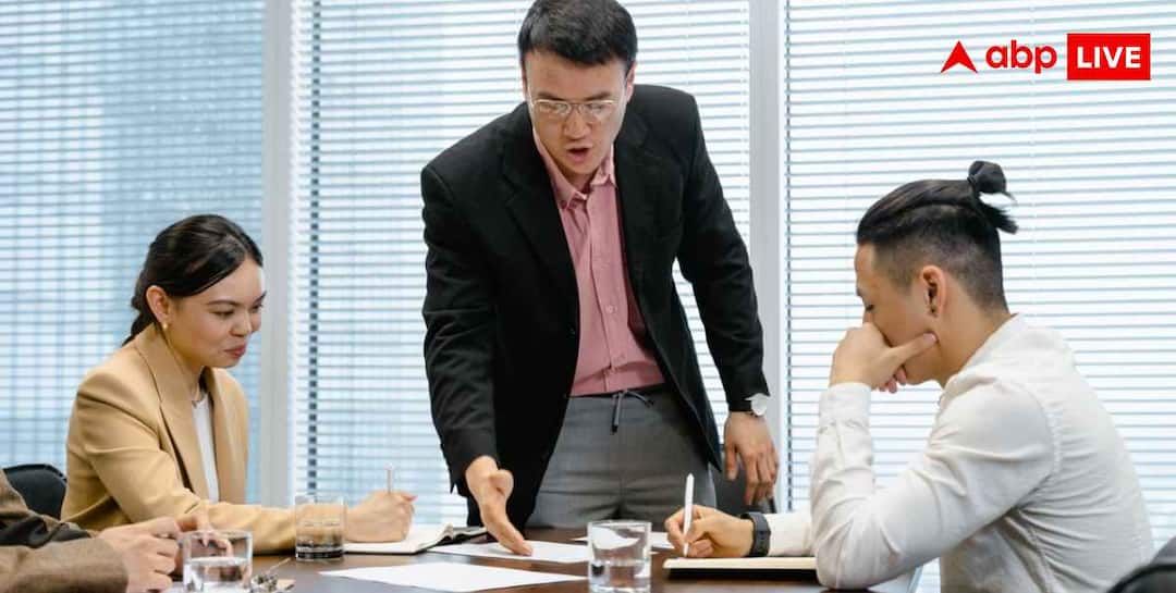 Boss Warning Signs: बॉस देने लगे ये इशारे तो समझो डूब गई नैया, भूलकर भी अपने सीनियर से न बोलें ये बात