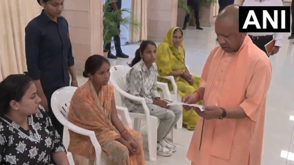 Janta Darshan:सीएम योगी ने सुनी लोगों की समस्याएं, बोले- घबराइए नहीं, हर समस्या का समाधान कराएंगे – Janta Darshan Cm Yogi Listened To People Grievances And Said Do Not Worry Every Problem Will Be Resolved