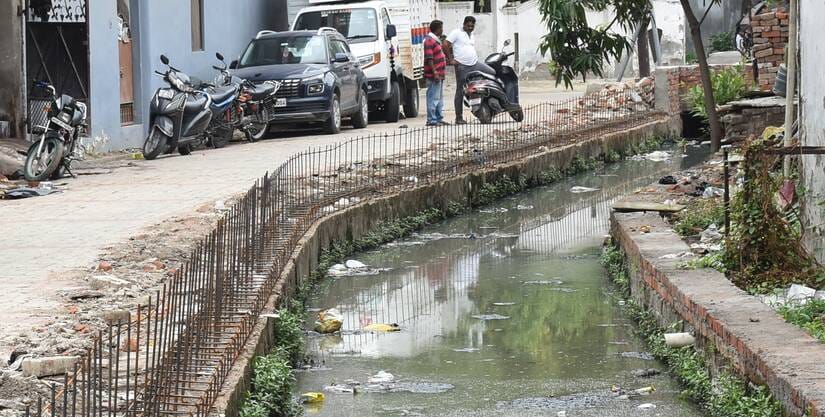 Lucknow News: …और बनने लगी दीवार