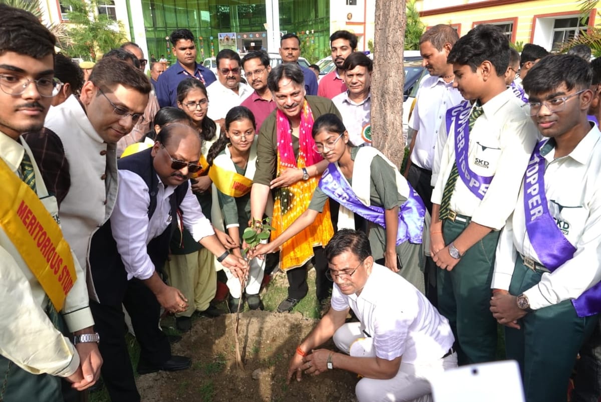 Lucknow News: डॉ. राजेश्वर ने मेधावियों को किया सम्मानित