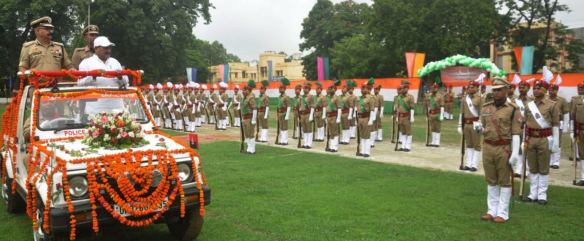 Lucknow News: प्रशिक्षण पूरा कर जेल अधिकारियों ने दी सलामी
