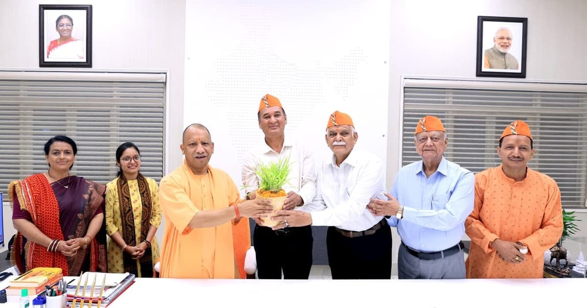 Lucknow News: मुख्यमंत्री योगी आदित्यनाथ को भेंट किया हरेला