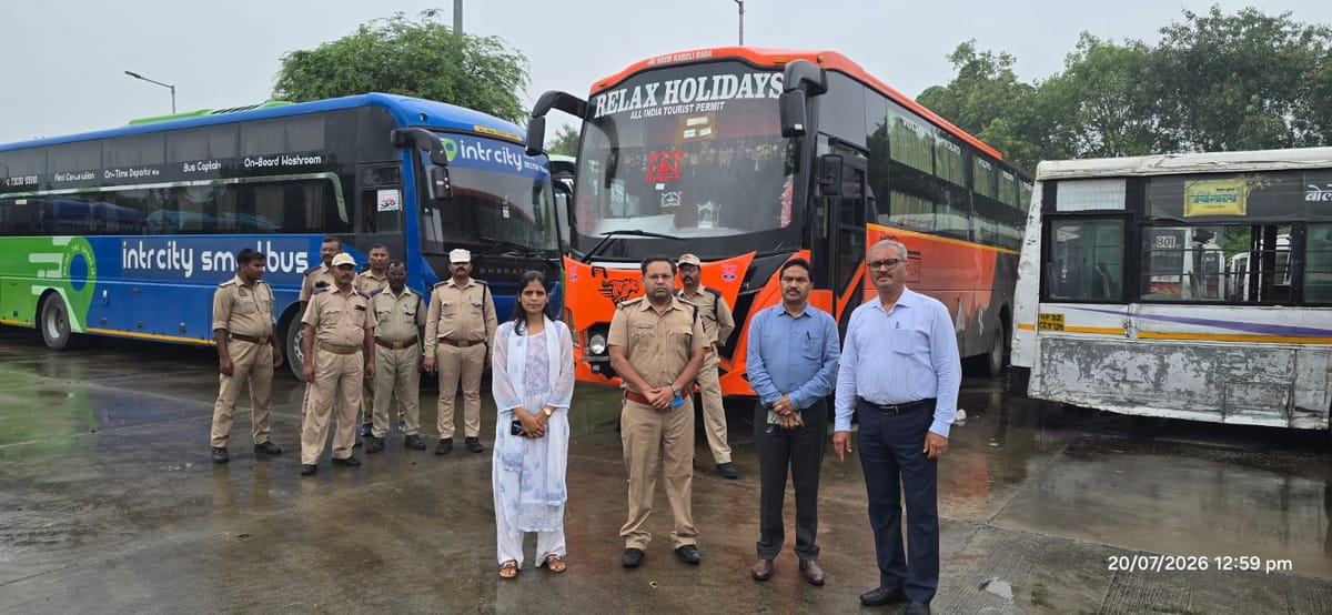 Lucknow News: यात्रियों की जगह ढो रहे थे सामान, जीएसटी सचल दल ने पकड़ीं नौ बसें