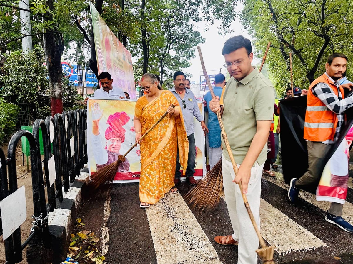 Lucknow News: रक्षा मंत्री राजनाथ सिंह के जन्मदिन पर महापौर ने लगाई झाड़ू 
पूरे शहर में चला स्वच्छता  अभियान