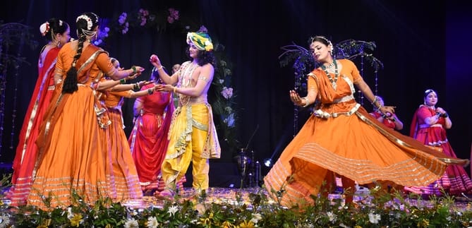 Lucknow News: राधा-कृष्ण की मनमोहक रासलीलाओं ने मोहा मन