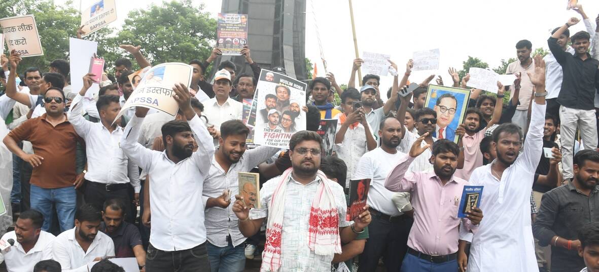 Lucknow News: शिक्षा मंत्री के इस्तीफे से पहल परिवर्तन चौक पर युवाओं ने दिया धरना