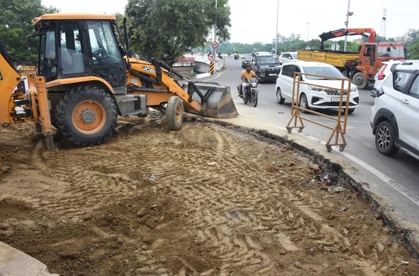Lucknow News: हनुमान सेतु के पास छोटा किया गया चौराहा
