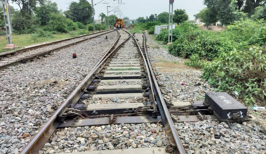 Raebareli News:प्लेटफॉर्म से अचानक उठा कुली, मालगाड़ी के आगे लेट गया; सिर धड़ से हुआ अलग, देखते रह गए लोग – Porter Commits Suicide By Lying Down In Front Of Goods Train In Raebareli
