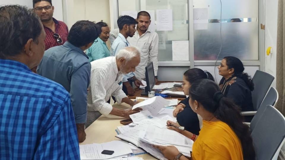 Up News:बिना बताए लोड बढ़ाने पर भड़के बिजली उपभोक्ता, दफ्तरों में किया हंगामा; इंजीनियरों-कर्मियों से भिड़ंत – Electricity Consumers In Lucknow Outraged Over Unauthorized Load Increases Clashed With Engineers And Staff