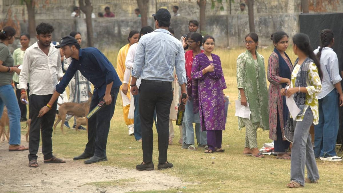 Up:यूपीटीईटी-2026 की पहले दिन की परीक्षा एआई निगरानी में शांतिपूर्वक संपन्न, 15 फर्जी परीक्षार्थी पकड़े गए – Up: Day 1 Of The Uptet-2026 Exam Concluded Peacefully Under Ai Surveillance; 15 Impersonators Were Caught.