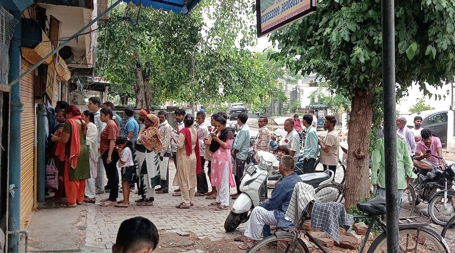 यूपी:राशन लेने जाने वाले लोगों को कोटेदार को देना होगा गुड़ और पेठा, पेश करनी होगी बैठने के लिए कुर्सी – Up: People Going To Collect Rations Will Have To Give Jaggery And Petha To The Ration Dealer, And Offer A Cha