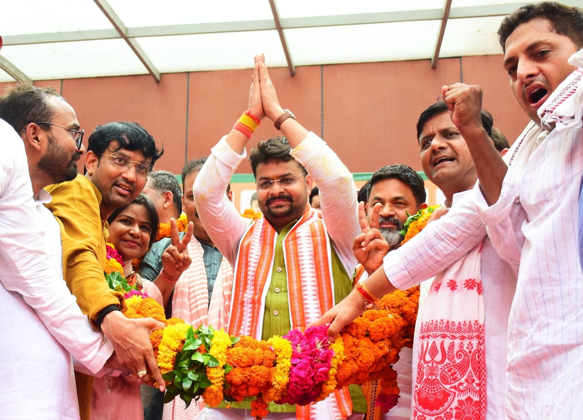 यूपी:रोहित मिश्रा ने संभाला यूपी भाजपा युवा मोर्चा अध्यक्ष का पदभार, क्रेन से पहनाई गई फूलों की माला – Up: Rohit Mishra Takes Charge As Up Bjp Yuva Morcha President, Garlanded With Flowers Via Crane; Road Show Beg