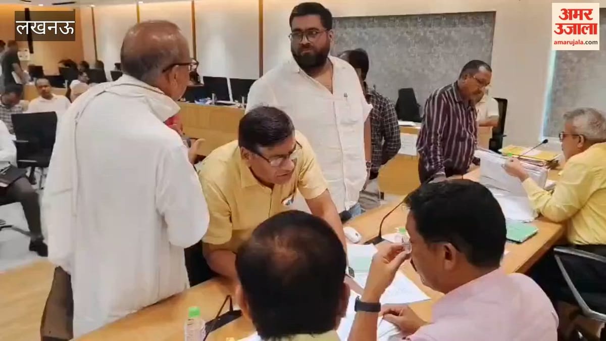 लखनऊ में एलडीए कार्यालय में अपर सचिव ने सुनीं लोगों की समस्याएं