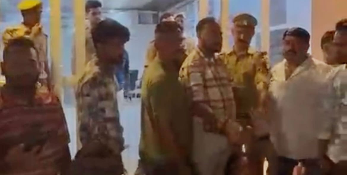 हरीपर्वत थाने पर हंगामा:किशोरी के अपहरण का आरोप, बजरंग दल कार्यकर्ताओं ने किया प्रदर्शन; उठाई ये मांग – Bajrang Dal Protests Over Alleged Abduction Of Minor Girl In Agra