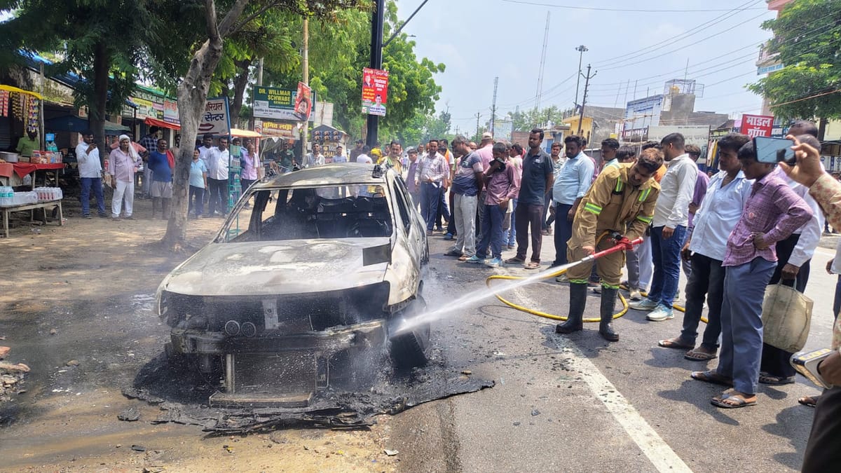 Amethi:हाईवे पर धू-धूकर जली भाजपा नेता की कार, ब्रेक शू जाम होने से हुआ हादसा – Amethi: Bjp Leader’s Car Engulfed In Flames On Highway; Incident Caused By Jammed Brake Shoes.