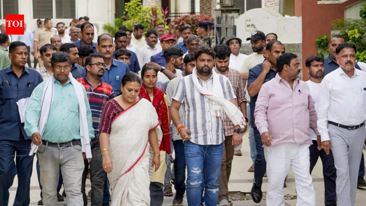Govt makes fresh peace bid, invites protesters for talks on Aug 17