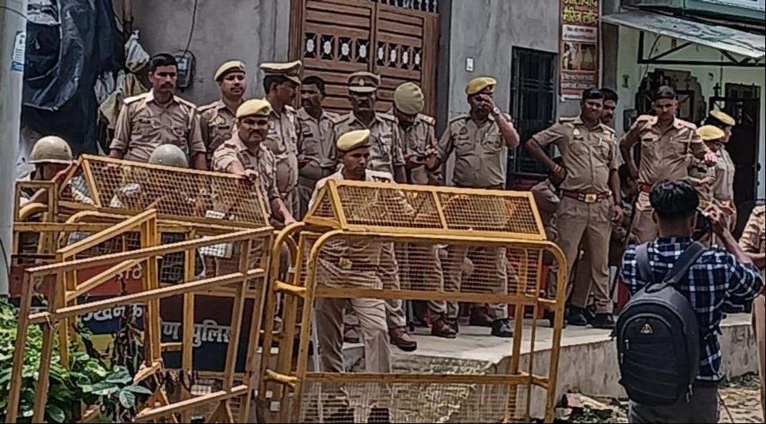 Lucknow News: कसमंडी कलां के विवादित ढांचे पर जल चढ़ाने पहुंचे, पुलिस ने रोका