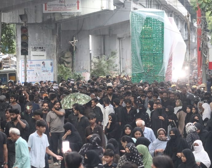 Lucknow News:चुप ताजिये के जुलूस में अश्कबार हुए अजादार – Mourners Shed Tears In The Silent Taziya Procession