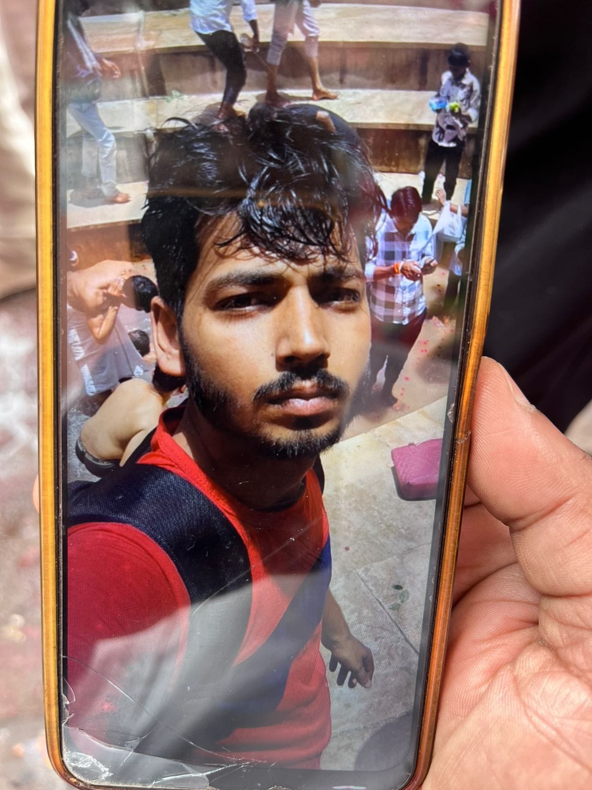 Lucknow News:जन्मदिन पर केक लेकर पहुंची पत्नी, फंदे से लटका मिला पति – Wife Arrived With A Cake For His Birthday, Husband Found Hanging From A Noose