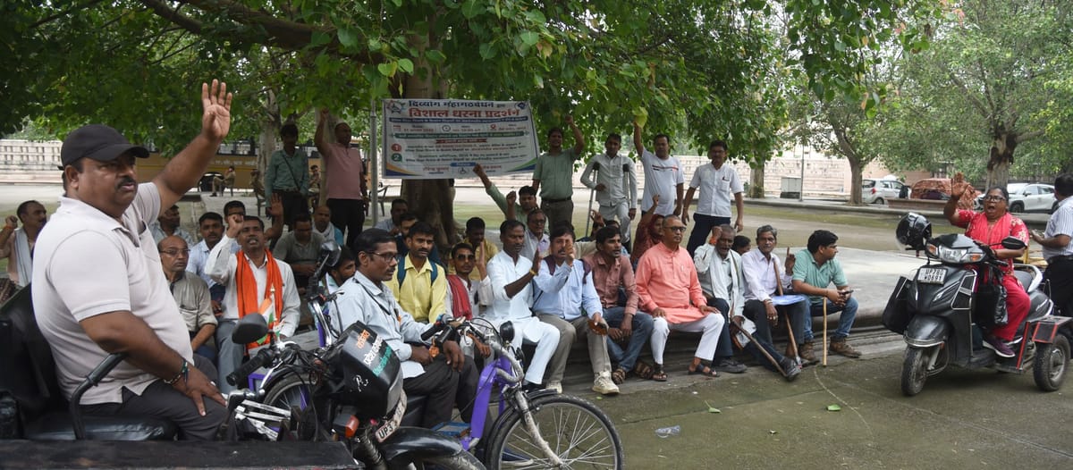 Lucknow News:दिव्यांग शिक्षकों ने अंतरजनपदीय स्थानांतरण के लिए किया प्रदर्शन – Differently-abled Teachers Staged A Protest Seeking Inter-district Transfers