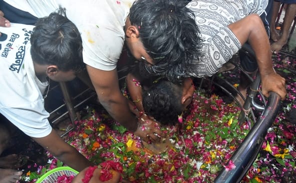 Lucknow News:बुद्धेश्वर महादेव मंदिर में उमड़ी भक्तों की भीड़ – Crowd Of Devotees Thronged The Buddheshwar Mahadev Temple