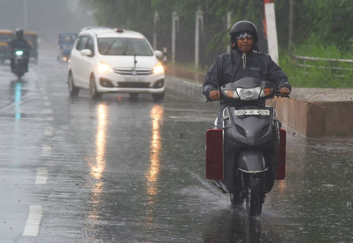 Lucknow News:रिमझिम से सुहाना हुआ मौसम – The Weather Has Become Delightful With The Light Drizzle